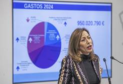 ZARAGOZA, 27/12/2023.- La alcaldesa de Zaragoza, Natalia Chueca, ha presentado este miércoles en el ayuntamiento de la ciudad el presupuesto más alto de los últimos 15 años, que superará los 950 millones de euros. EFE/Javier Cebollada